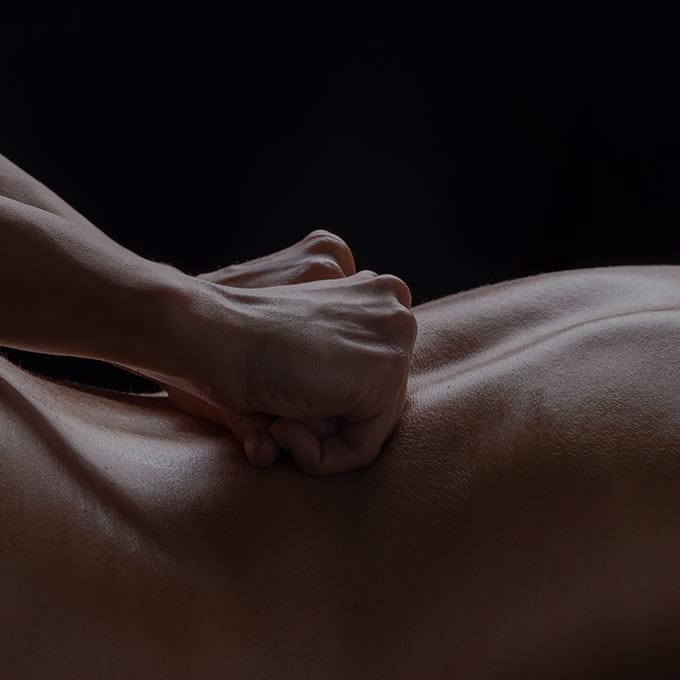 Hombre Acostado Tomando Un Masaje Deep Tissue