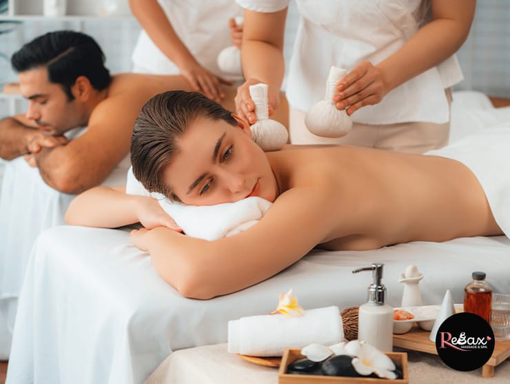 Pareja Acostada Tomando Un Delicioso Masaje Con Pindas En Spa Relax
