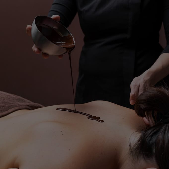 Mujer Acostada Tomando Un Exquisito Masaje Erótico Con Chocolate