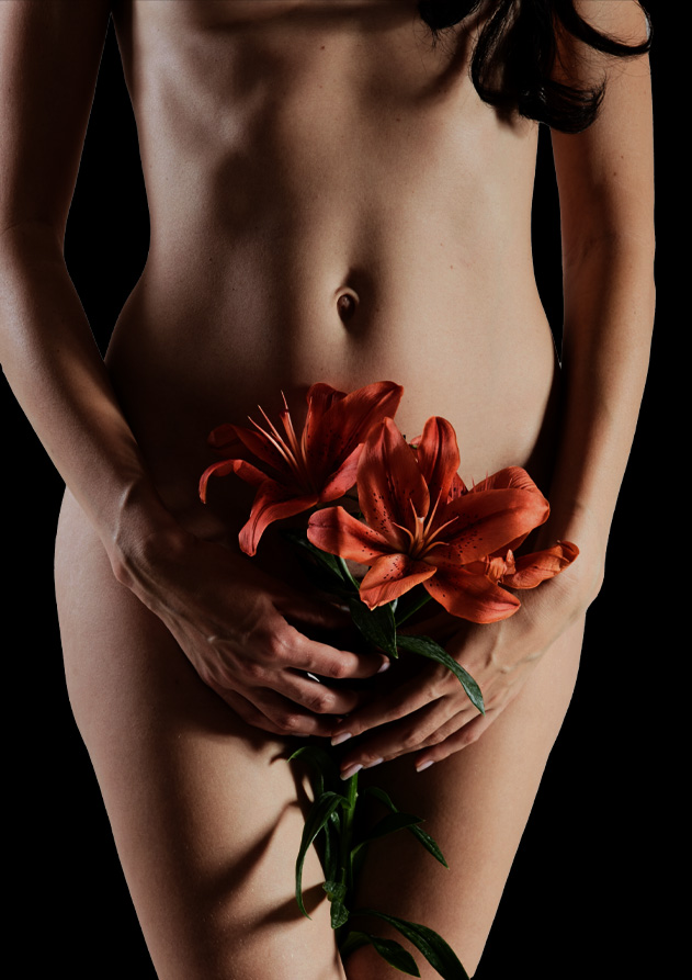 Mujer Desnuda Cubriéndose Con Una Flor